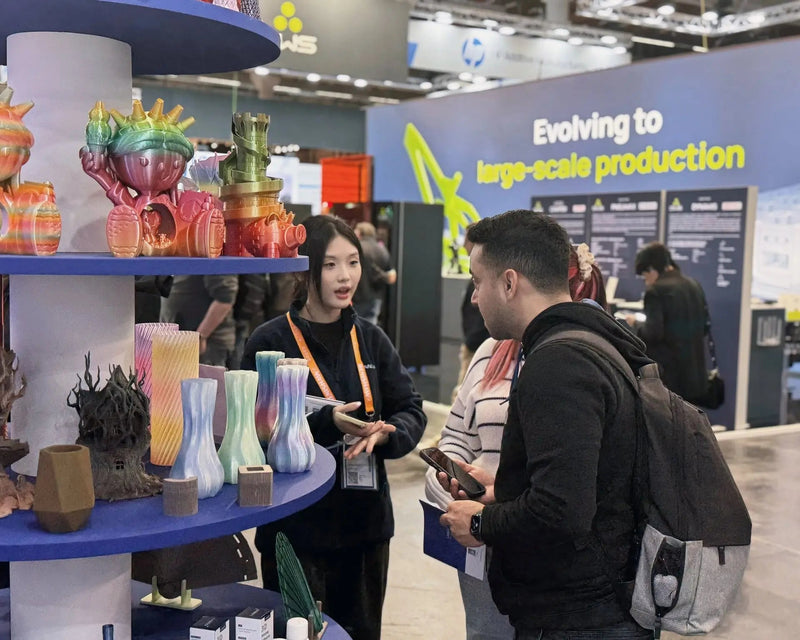 LANDU 3D printing experts providing material consultation to visitors at the Formnext exhibition.
