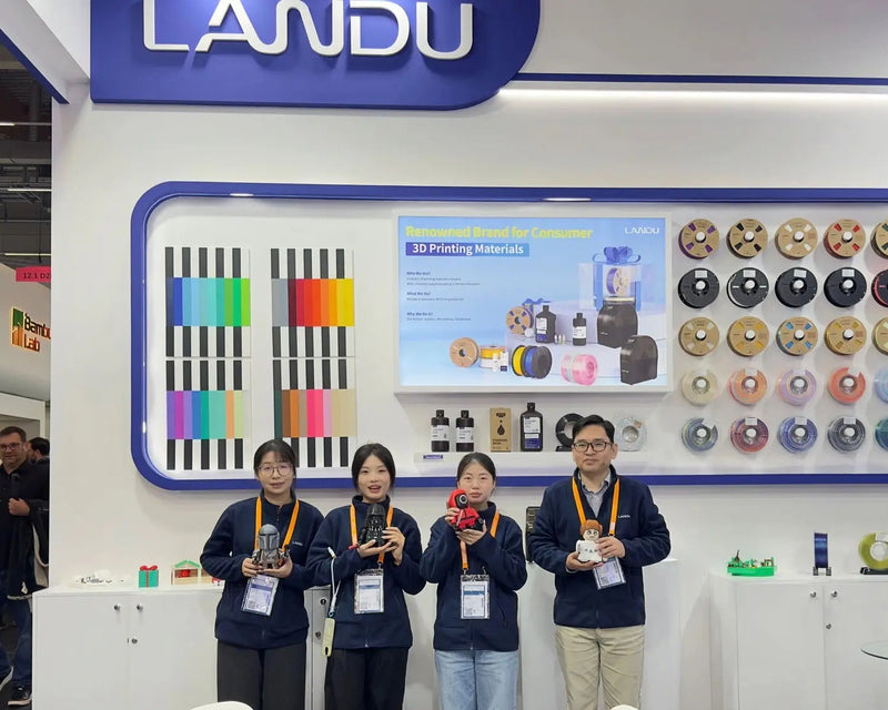 The LANDU 3D printing filament team gathered at the Formnext 2025 exhibition booth.